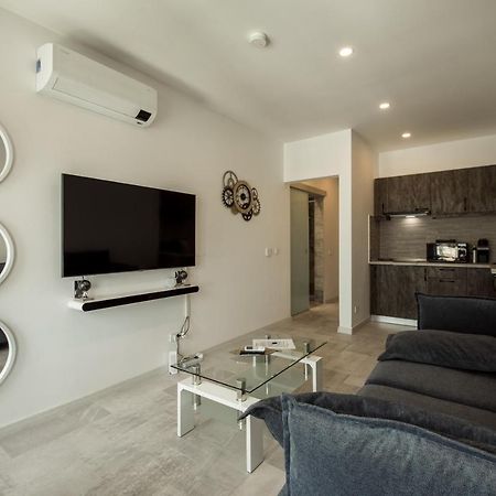 Fancy Penthouse Studio With Lakeview W10 Bukares Bagian luar foto