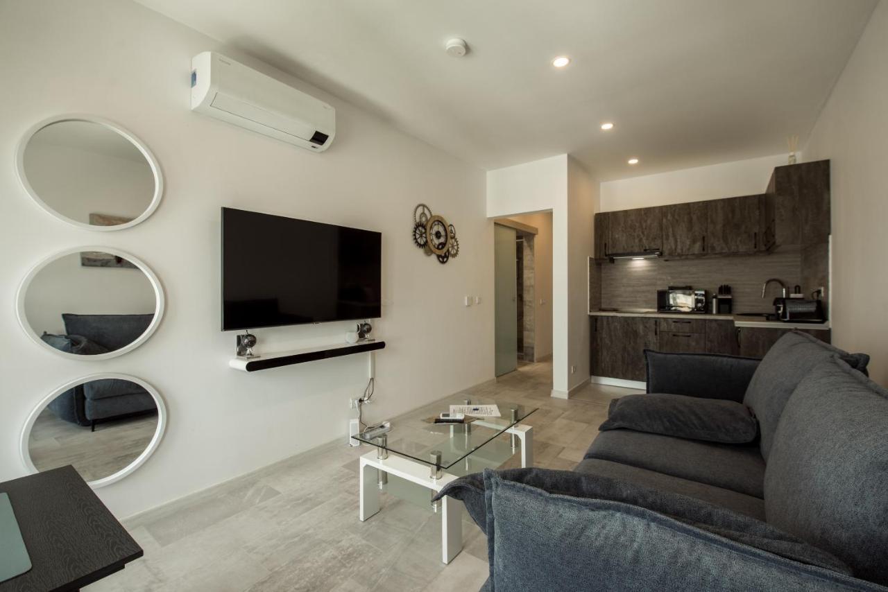 Fancy Penthouse Studio With Lakeview W10 Bukares Bagian luar foto
